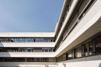 Rénovation du CPAM d'u Vaucluse à Avignon par Arc et Types Architectes