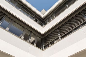 Rénovation du CPAM d'u Vaucluse à Avignon par Arc et Types Architectes