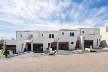 Villas d'Athena à Cabrières Par Arc et Types Architectes