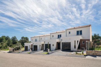 Villas d'Athena à Cabrières Par Arc et Types Architectes