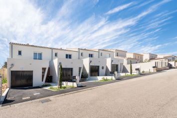 Villas d'Athena à Cabrières Par Arc et Types Architectes