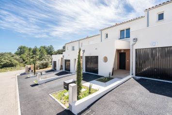 Villas d'Athena à Cabrières Par Arc et Types Architectes