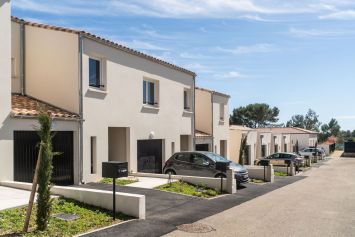 Villas d'Aphrodite à Cabrières Par Arc et Types Architectes