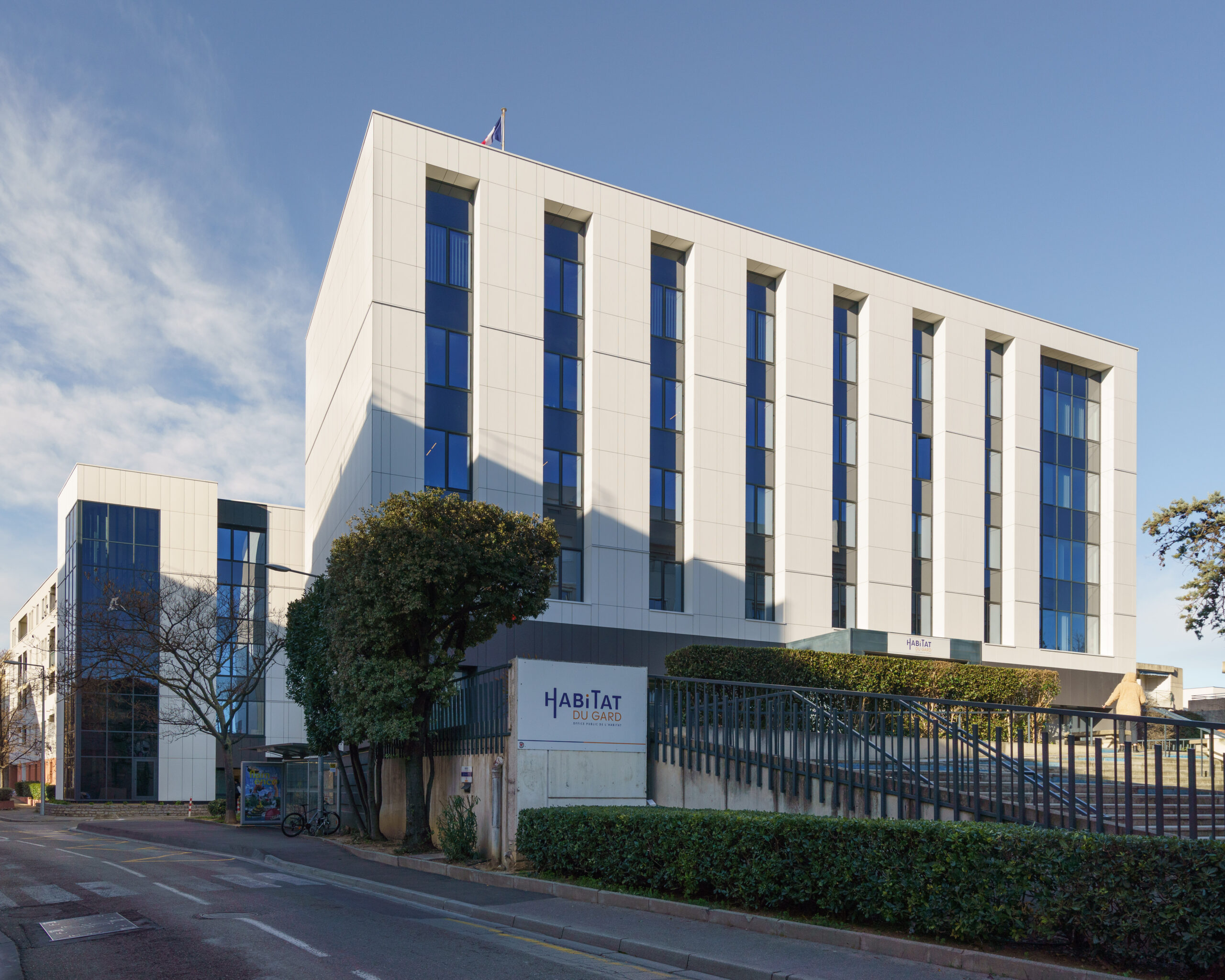 Siège et bureaux d'Habitat du Gard à Nîmes. Rénovation de la façade par Arc & Types Architectes
